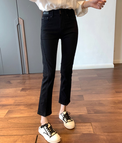 Naiste mustad ja kõrge vöökohaga teksad