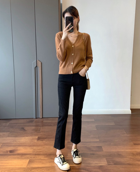 Naiste mustad ja kõrge vöökohaga teksad