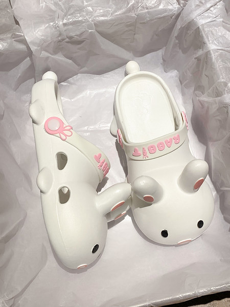 3D elementidega naiste sandaalid