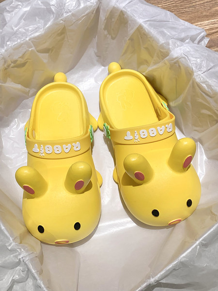 3D elementidega naiste sandaalid