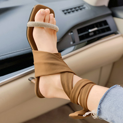 Naiste sandaalid paelte ja kividega rihmaga