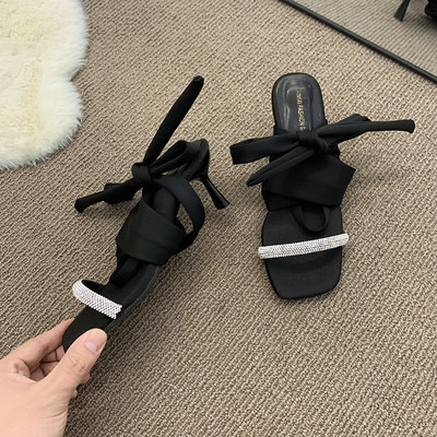 Γυναικεία σανδάλια με υφασμάτινα κορδόνια και διακοσμητικές πέτρες