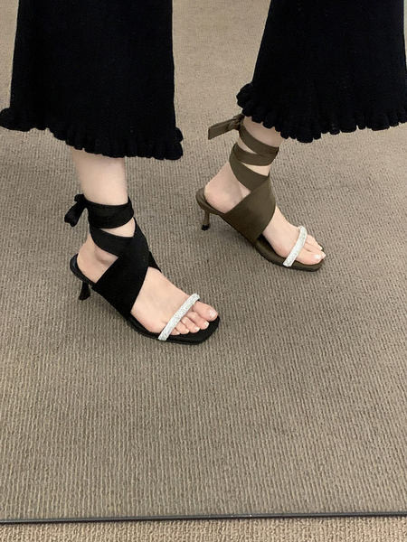 Γυναικεία σανδάλια με υφασμάτινα κορδόνια και διακοσμητικές πέτρες