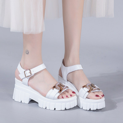 Modern női szandál arany csattal