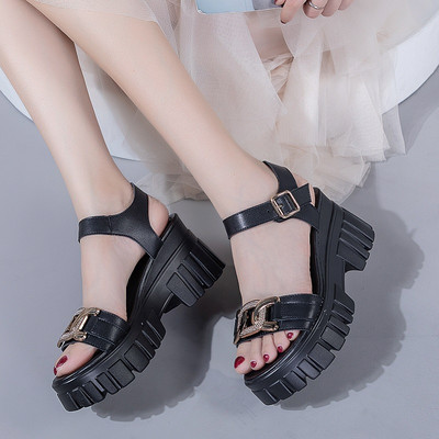 Modern női szandál arany csattal