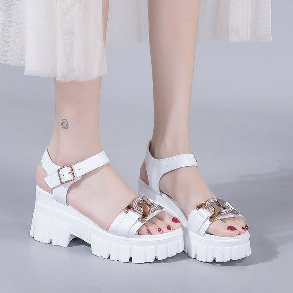 Modern női szandál arany csattal