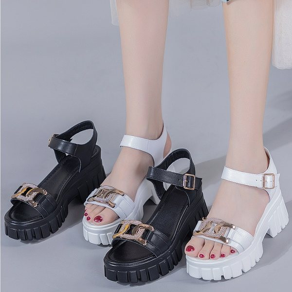 Modern női szandál arany csattal