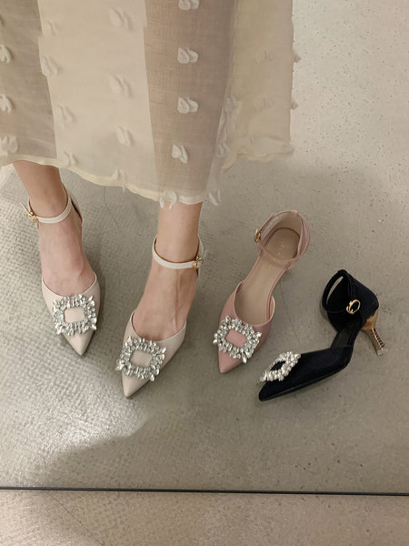 Terava mudeliga pandlakividega naiste sandaalid