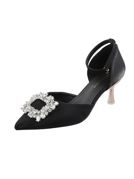 Terava mudeliga pandlakividega naiste sandaalid