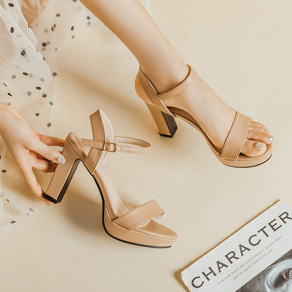 Μοντέρνα γυναικεία πέδιλα με τακούνι 10 cm