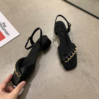 Öko-nahast metallist kaunistusega naiste sandaalid