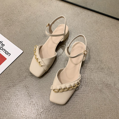 Öko-nahast metallist kaunistusega naiste sandaalid