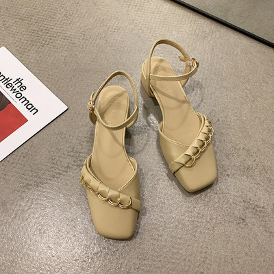 Öko-nahast metallist kaunistusega naiste sandaalid