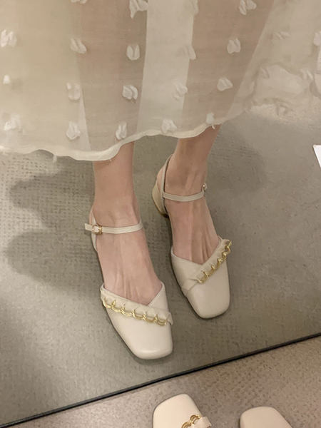 Öko-nahast metallist kaunistusega naiste sandaalid