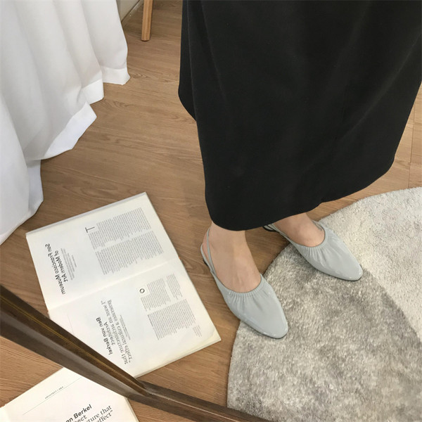 Suletud esiosaga vabaaja kunstnahast sandaalid