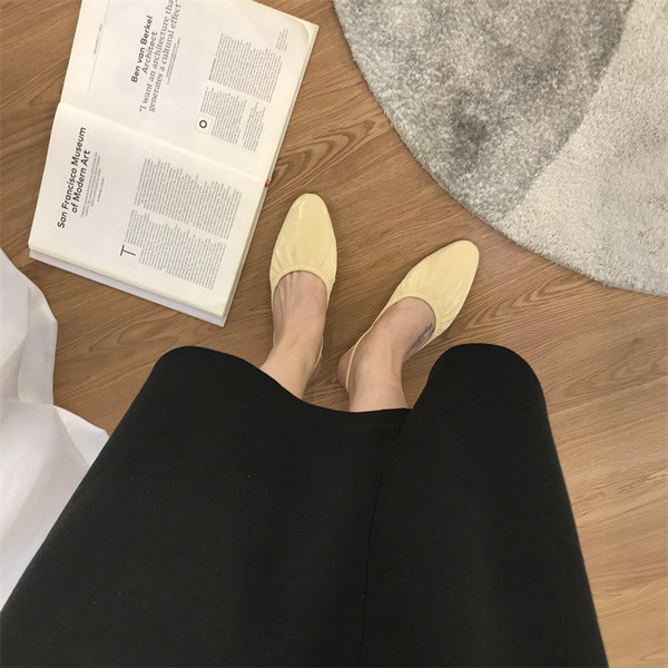 Suletud esiosaga vabaaja kunstnahast sandaalid