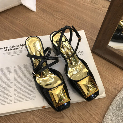 Naiste lakknahast sandaalid ümar metallkaunistusega mudel