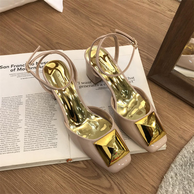 Naiste lakknahast sandaalid ümar metallkaunistusega mudel