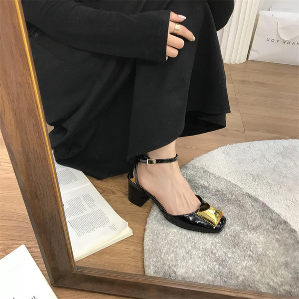 Naiste lakknahast sandaalid ümar metallkaunistusega mudel