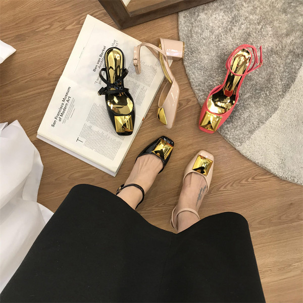 Naiste lakknahast sandaalid ümar metallkaunistusega mudel