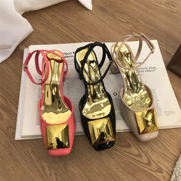 Naiste lakknahast sandaalid ümar metallkaunistusega mudel