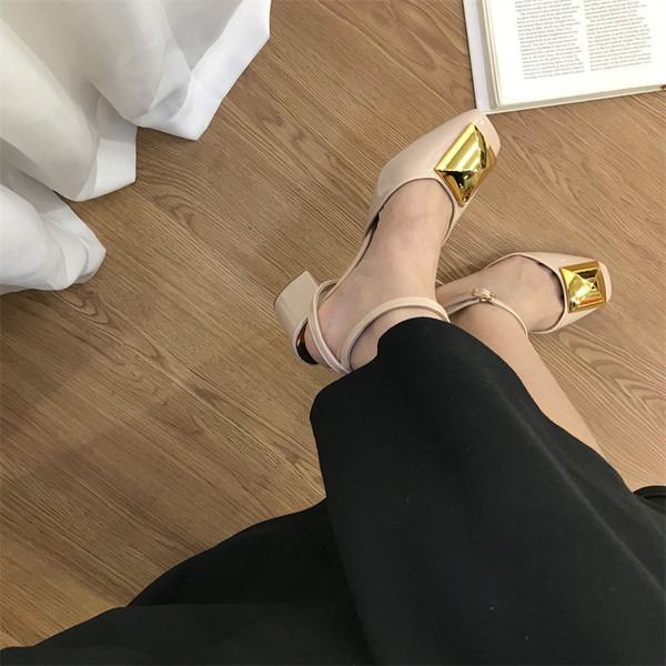 Naiste lakknahast sandaalid ümar metallkaunistusega mudel