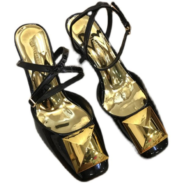 Naiste lakknahast sandaalid ümar metallkaunistusega mudel