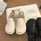 Kinnise mudeli pandlaga naiste sandaalid