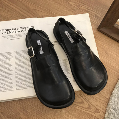 Kinnise mudeli pandlaga naiste sandaalid