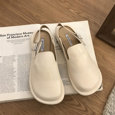 Kinnise mudeli pandlaga naiste sandaalid