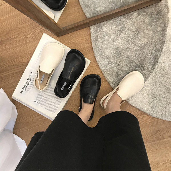 Kinnise mudeli pandlaga naiste sandaalid