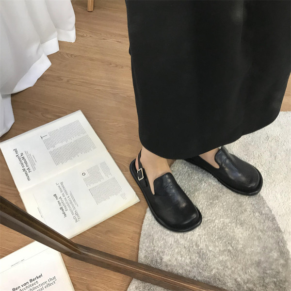 Kinnise mudeli pandlaga naiste sandaalid