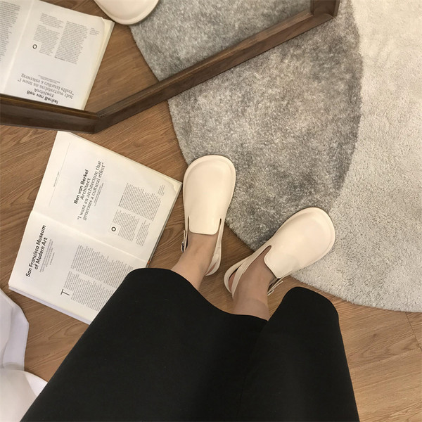 Kinnise mudeli pandlaga naiste sandaalid