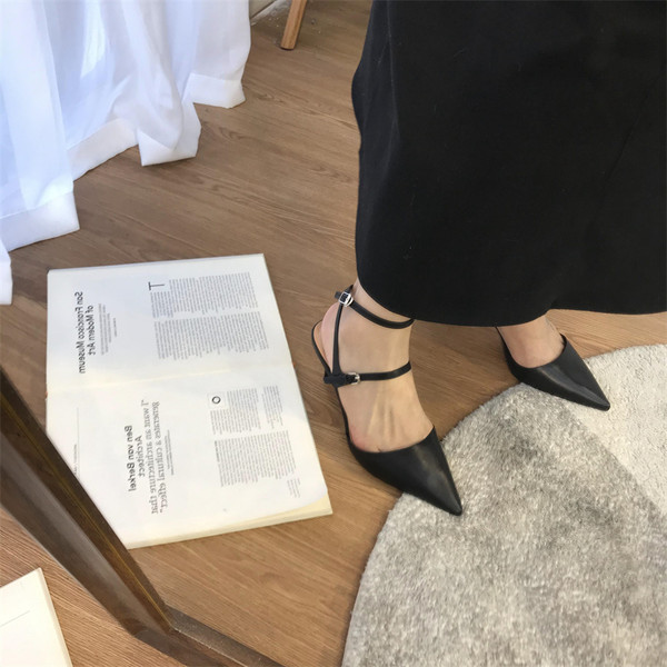 Kunstnahast lipsudega naiste sandaalide liibuv mudel