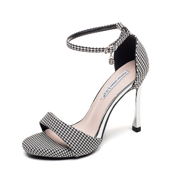 Naiste moodsad kontsa ja pandlaga sandaalid