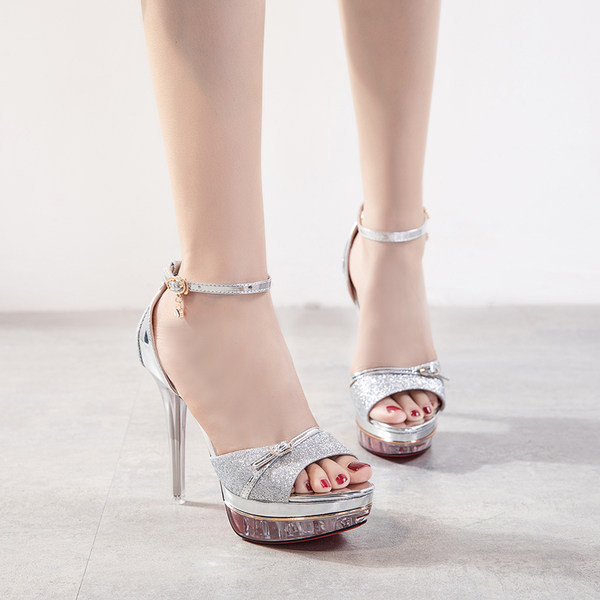 Naiste elegantsed läikiva efektiga sandaalid