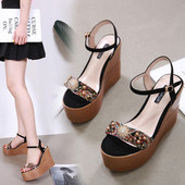 Naiste vabaaja sandaalid kividega ja 11,5 cm kõrge platvormiga