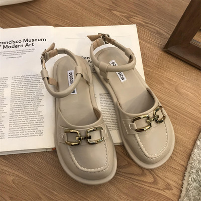 Naiste metallist kaunistusega nahast sandaalid