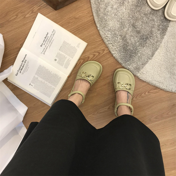 Naiste metallist kaunistusega nahast sandaalid