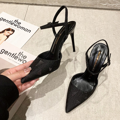 Teritatud mudel naiste sandaalidest 9,5 cm kontsaga