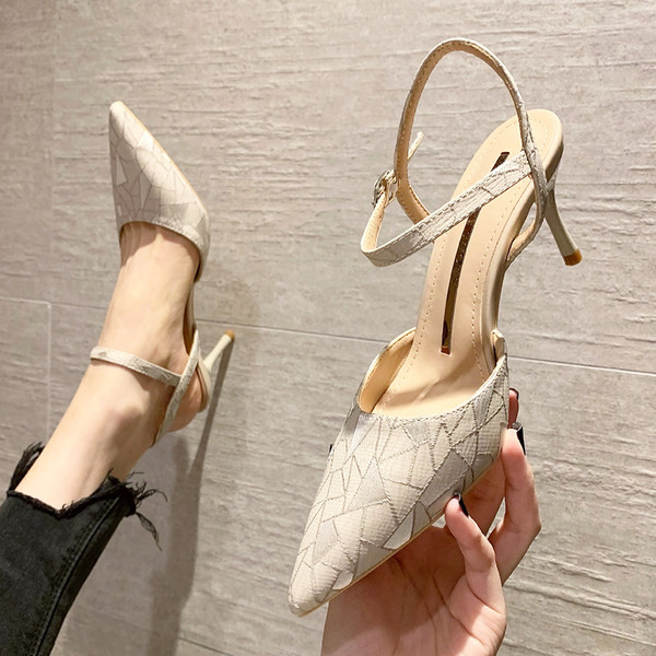 Teritatud mudel naiste sandaalidest 9,5 cm kontsaga