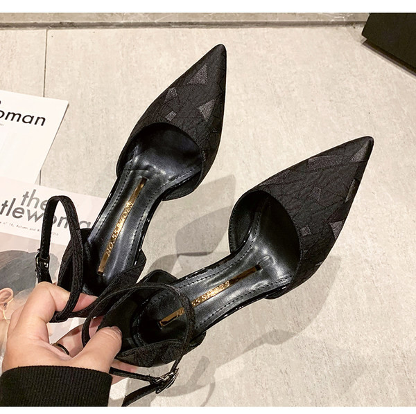 Elegantsed nahast rihmaga naiste kingad - terava otsaga mudel