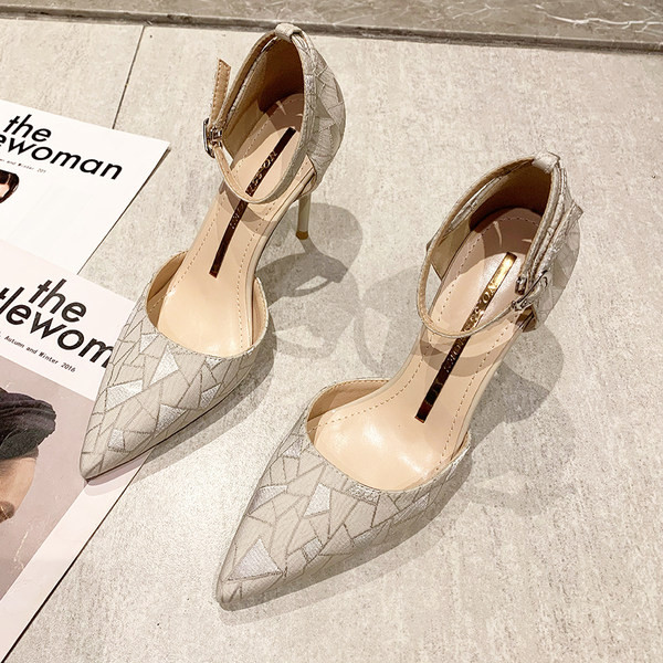 Elegantsed nahast rihmaga naiste kingad - terava otsaga mudel