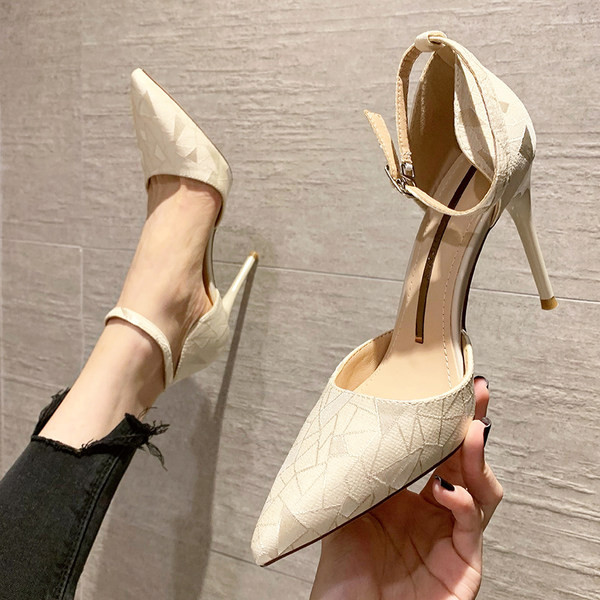 Elegantsed nahast rihmaga naiste kingad - terava otsaga mudel