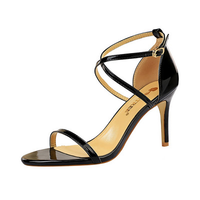 Elegantsed peenikeste rihmadega ja läikiva efektiga sandaalid