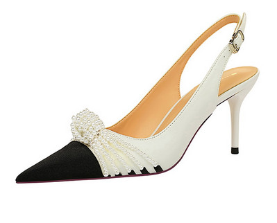 Naiste elegantsed ja terava mustriga sandaalid pärlitega