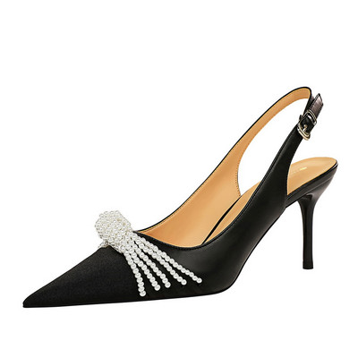 Naiste elegantsed ja terava mustriga sandaalid pärlitega