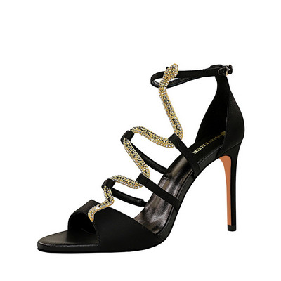 Stiilsed kontsade ja kivikestega sandaalid