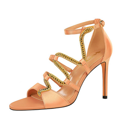 Stiilsed kontsade ja kivikestega sandaalid