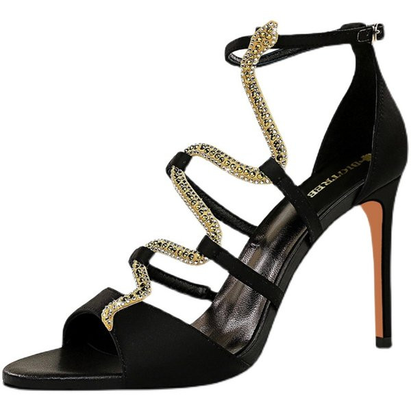 Stiilsed kontsade ja kivikestega sandaalid